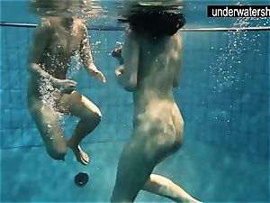 2 beautiful amateurs showing their figures off under water